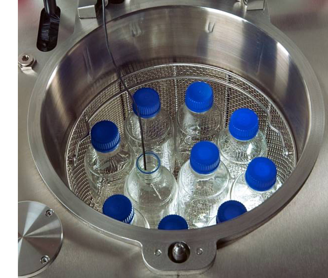 A reference sensor in a reference container regularly measures the sterilisation temperature to ensure optimal sterilisation of liquids.
